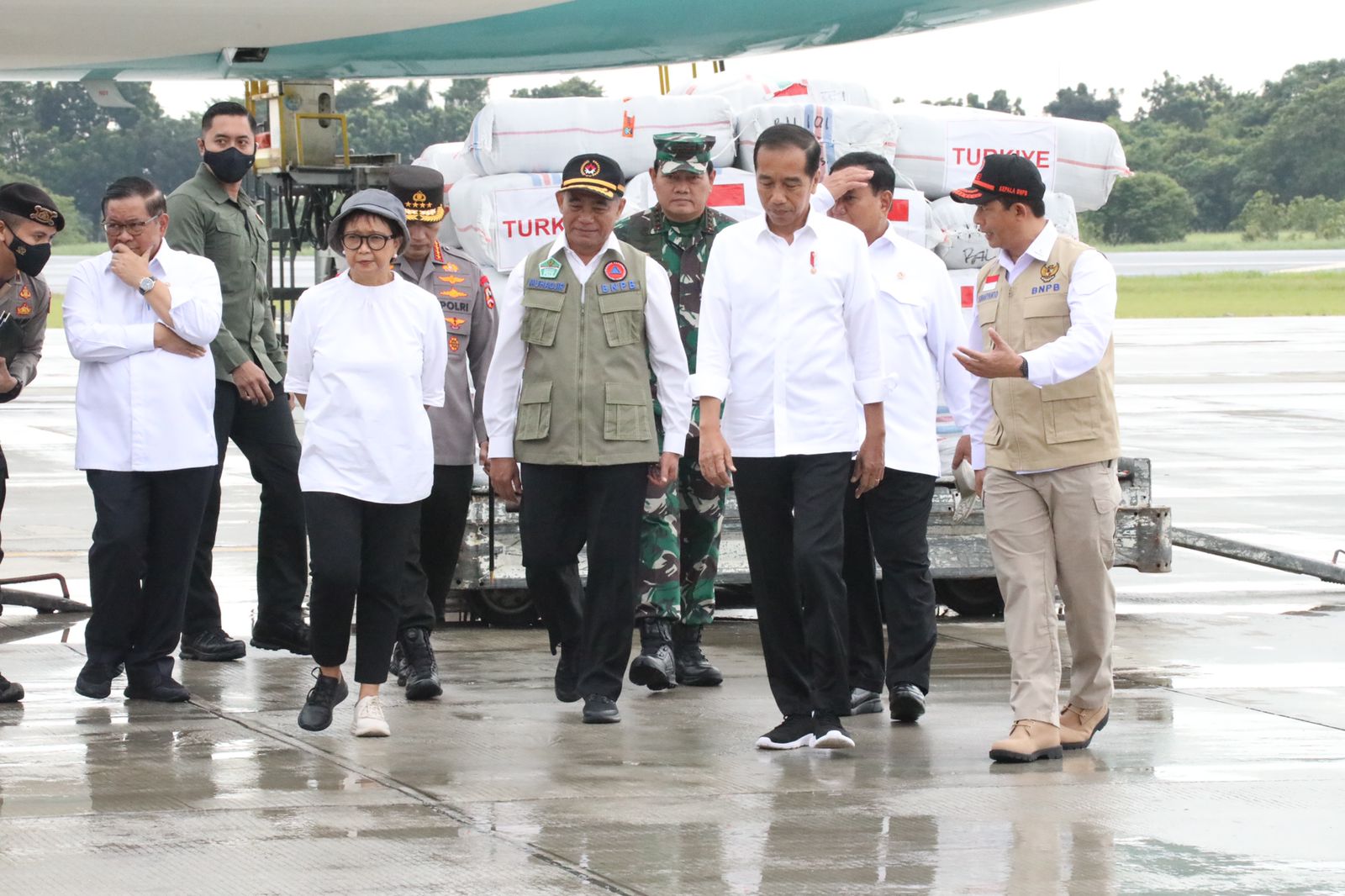 Presiden RI Joko Widodo tiba di Lanud Halim Perdanakusumah, Jakarta pada Selasa (21/2) untuk melepas Keberangkatan Bantuan Kemanusiaan Indonesia Menuju Turkiye dan Suriah Tahap 3.